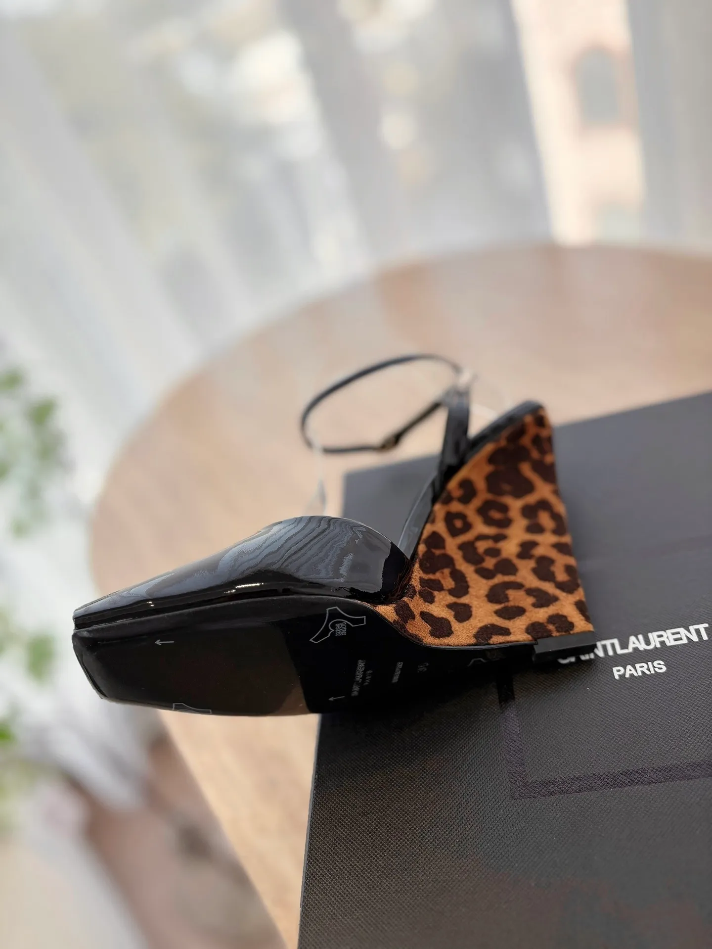 👟👟Ex-factory price 600👟👟 High version "SAINT LAUREN*" Saint Laurent ysl 25ss/new spring and summer catwalk style large rhinestone high-heeled shoes and sandals. Only YSL understands women's hearts best and does not accept refutation. It is a super invincible feminine artifact and a must-have for women (z-product full-body customization, own molded hardware accessories, perfect consistency). Compare the differences between pictures and goods on the market. ✔Upper: Customized imported silk ✔Lining: Imported 🐑Sheep leather ✔Sole: Imported genuine leather outsole ✔Heel height: 10.5cm ✔Number of yards: 35-39 (40 can be customized and non-returnable) (Full set of packaging)